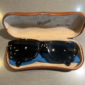 Person polarized hand made in Italy tortoise shell sunglasses
